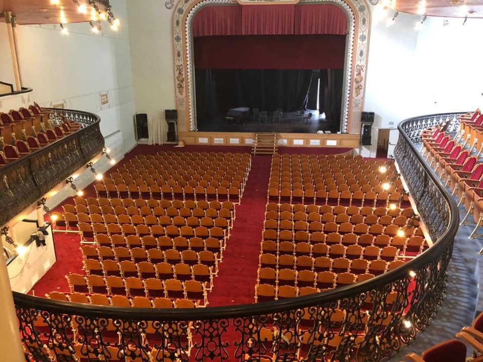 Comienzan las mejoras en el teatro con la instalación de nuevos equipos