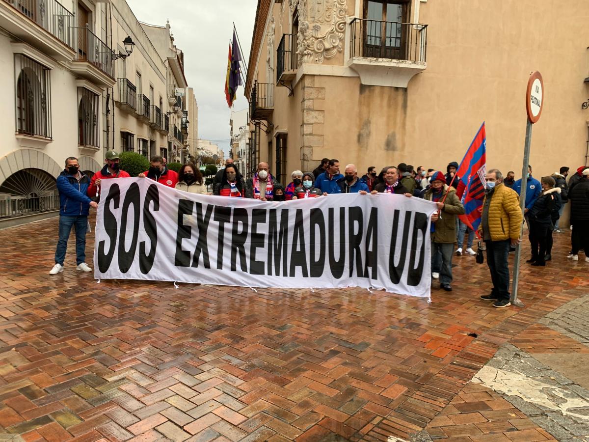 Aficionados del Extremadura se manifiestan para expresar su malestar con el club