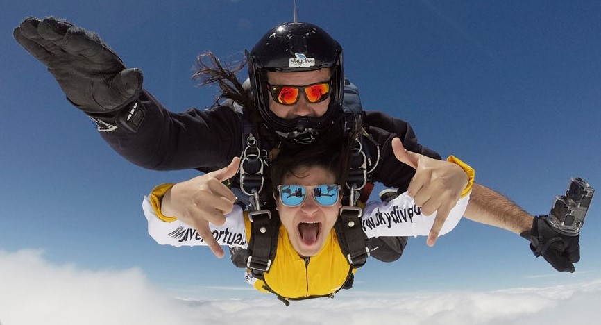 El Aguinaldo de Barros incorpora nuevos regalos con un salto en paracaídas
