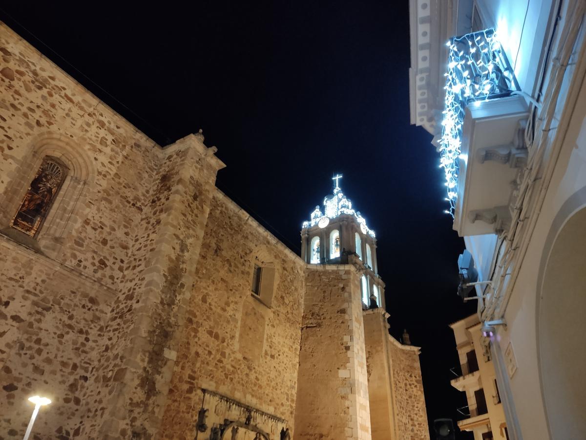 El alumbrado de Navidad ya luce en las calles de la localidad