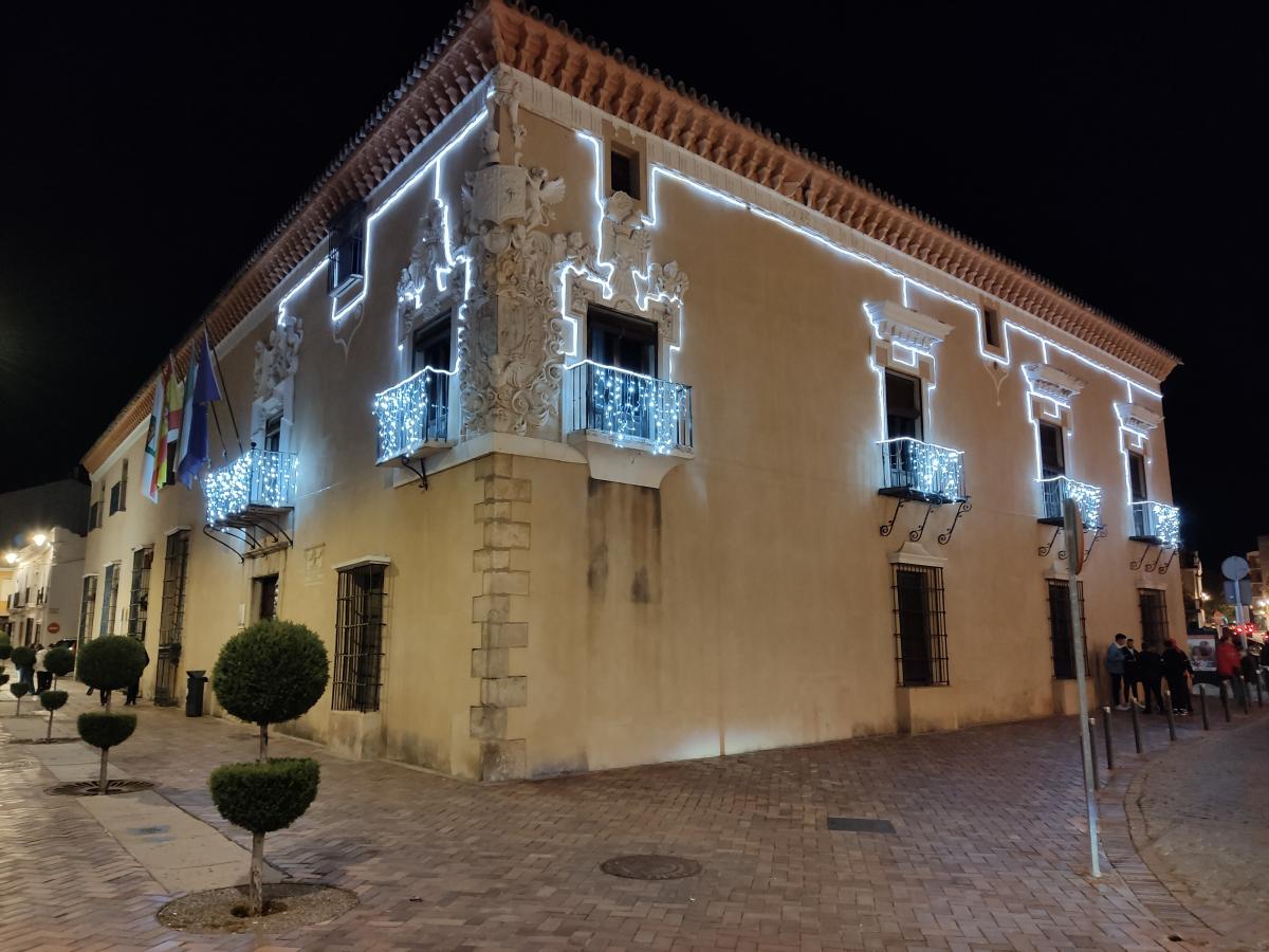 El alumbrado de Navidad ya luce en las calles de la localidad