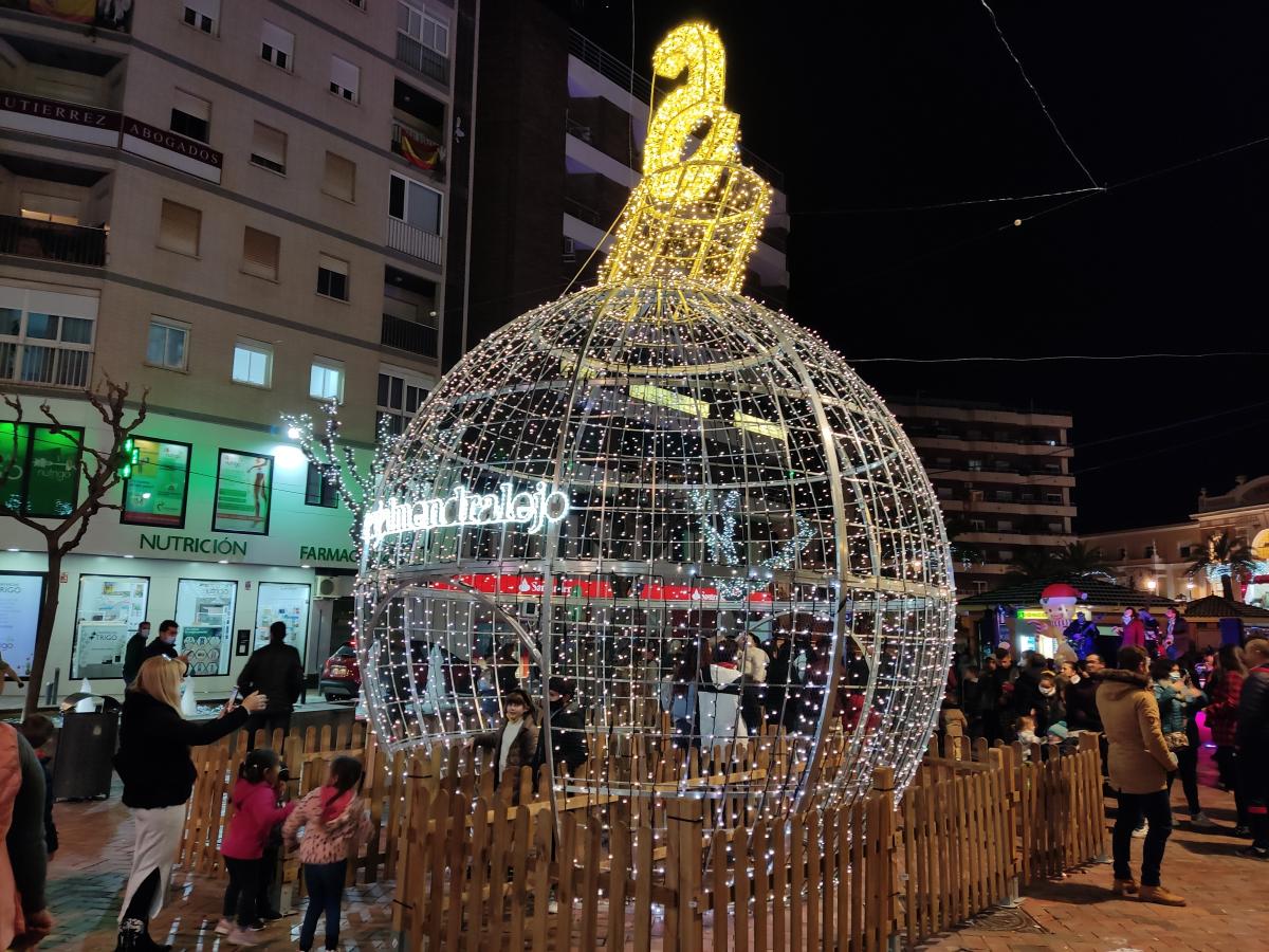 El alumbrado de Navidad ya luce en las calles de la localidad