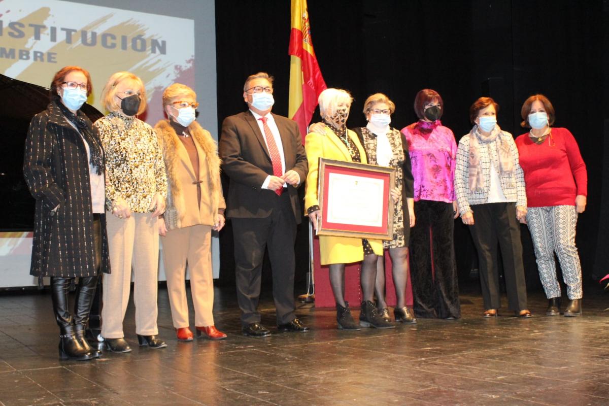 Entregan las medallas de Almendralejo durante el acto del día de la Constitución