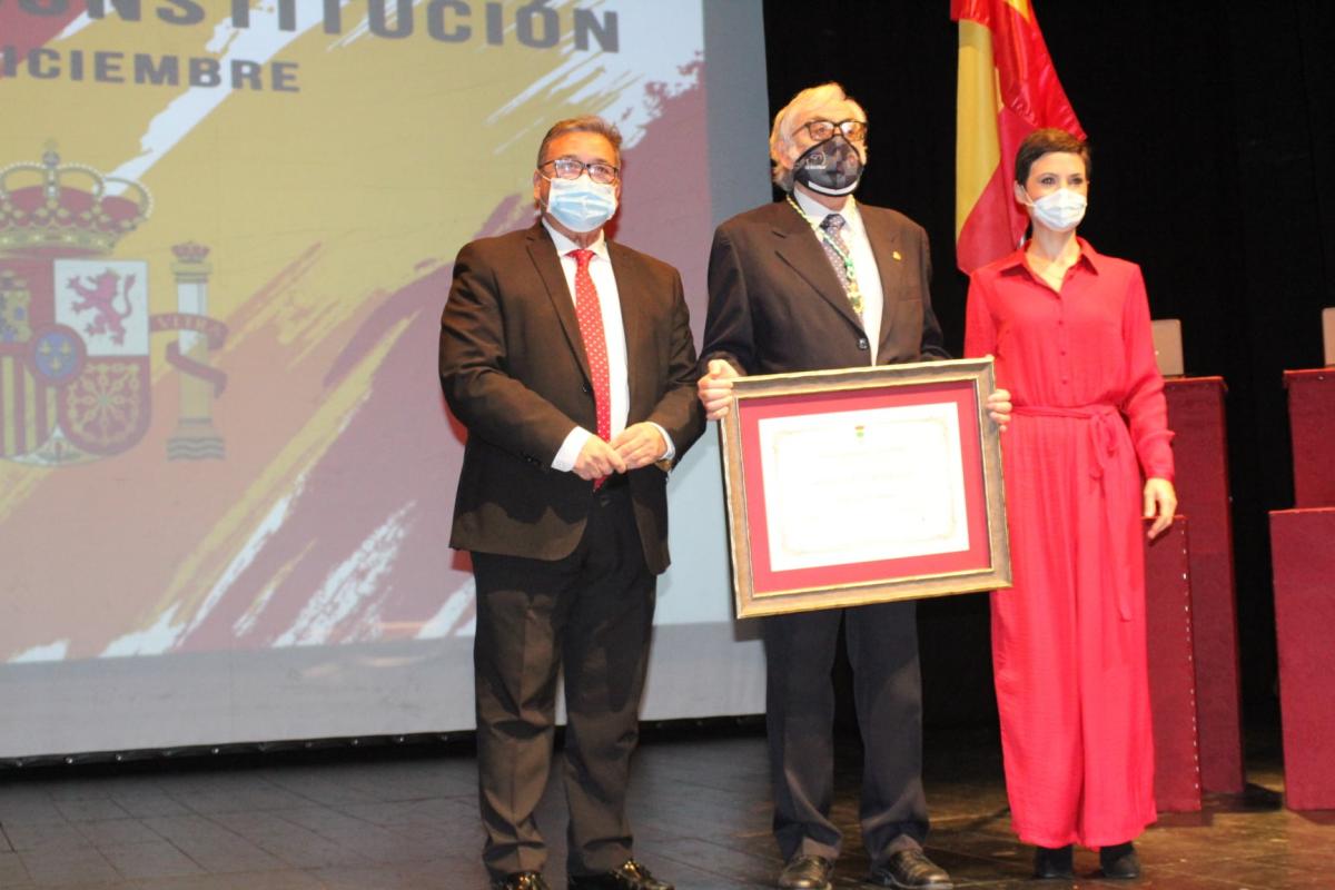 Entregan las medallas de Almendralejo durante el acto del día de la Constitución