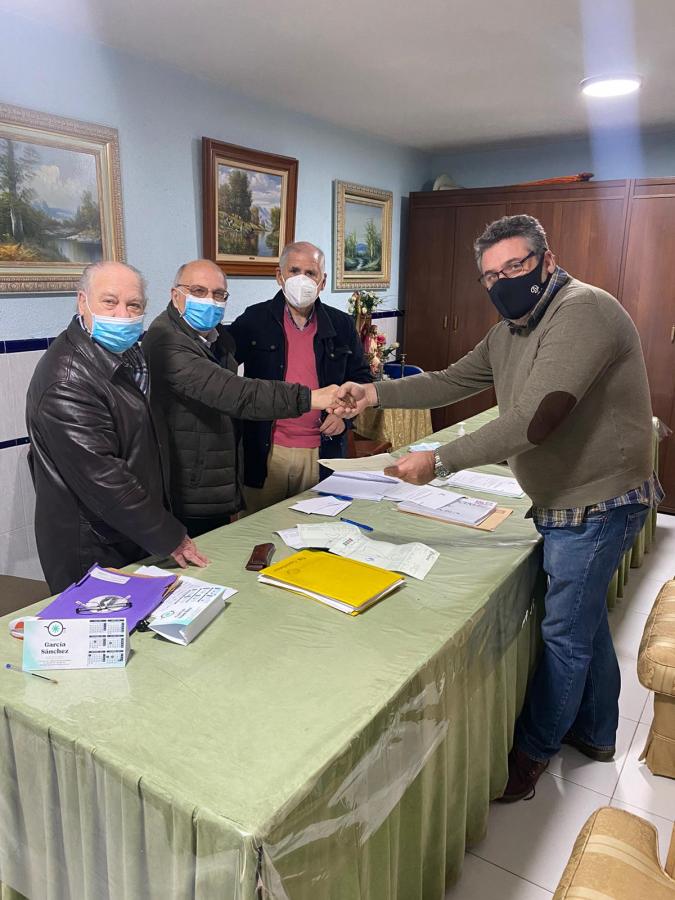 La comunidad de labradores entrega un cheque de 2.000 euros a Cáritas