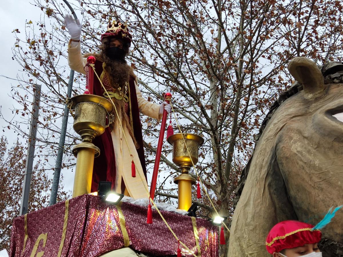 Los Reyes Magos visitaron la ciudad ante la mirada de numerosos vecinos