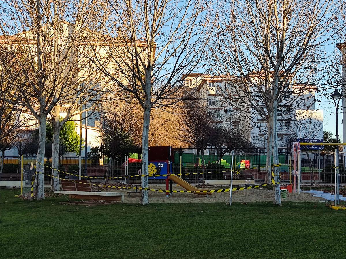 El parque de la calle Jaraíz no podrá llevar suelo de caucho por el momento