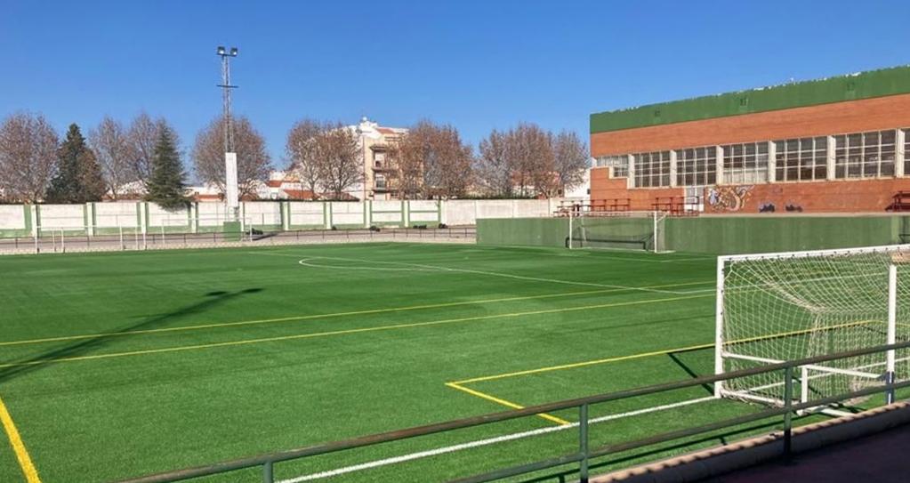 El campo de fútbol del polideportivo ya cuenta con nuevo césped