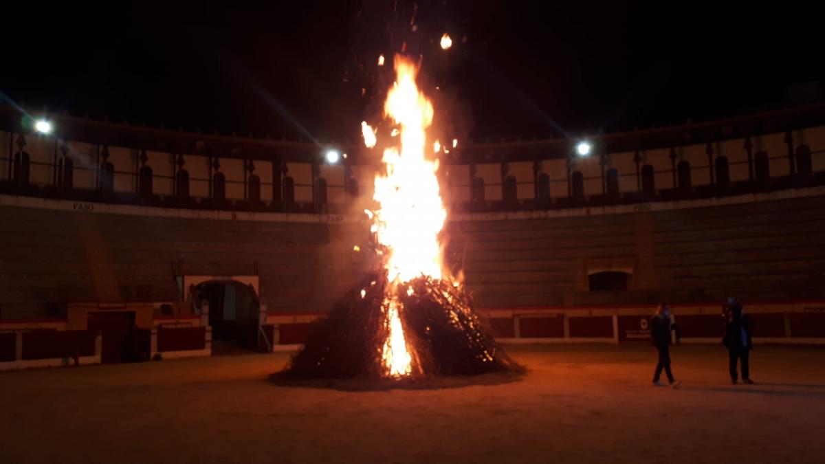 La pantaruja ardió en un acto simbólico para recordar la tradición de las Candelas