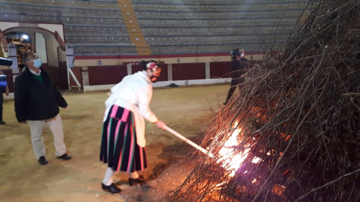 La pantaruja ardió en un acto simbólico para recordar la tradición de las Candelas