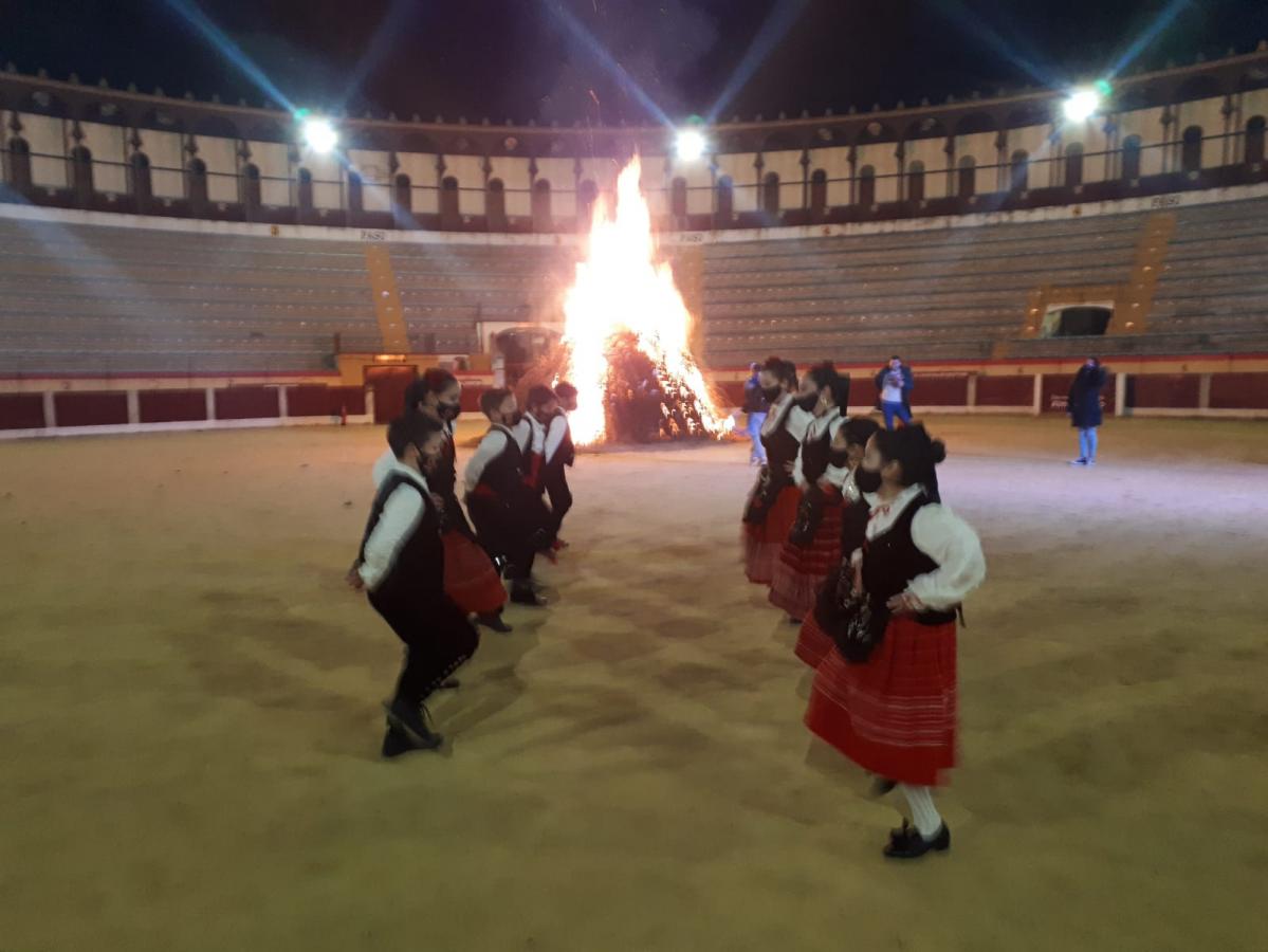 La pantaruja ardió en un acto simbólico para recordar la tradición de las Candelas