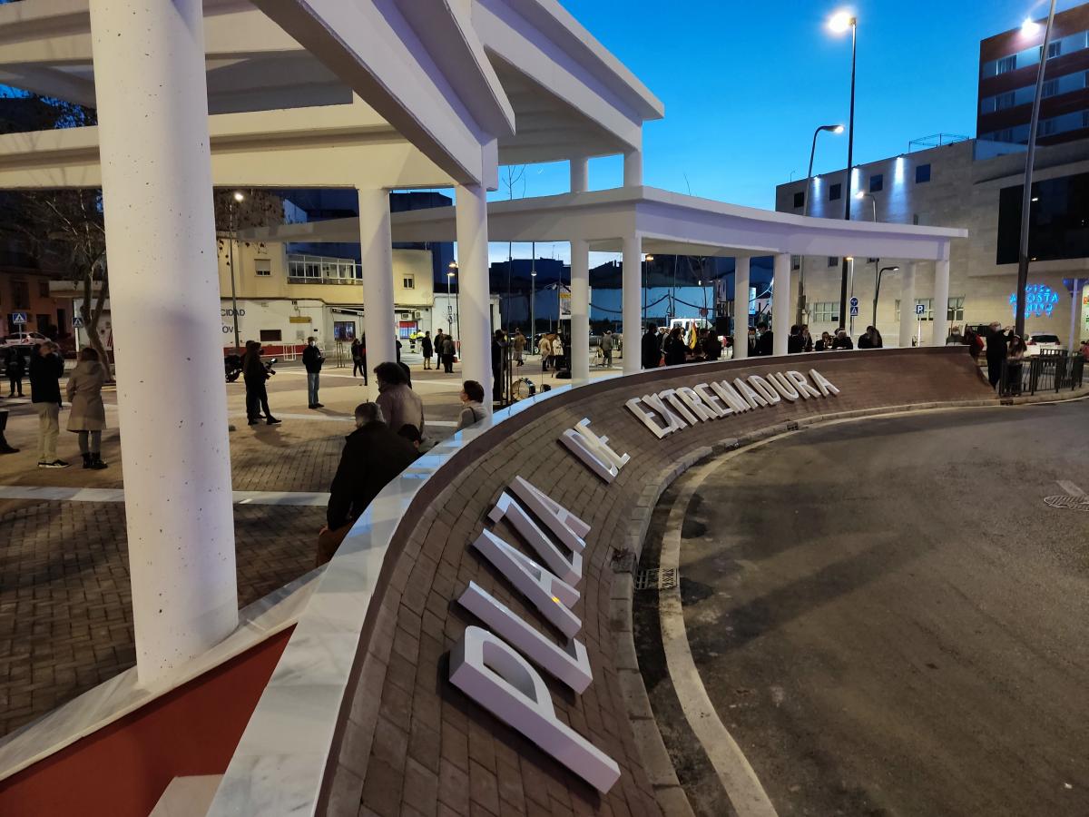 Inaugurada la remodelación de la plaza de Extremadura