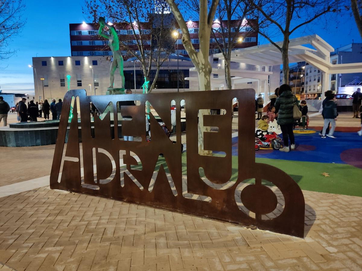 Inaugurada la remodelación de la plaza de Extremadura