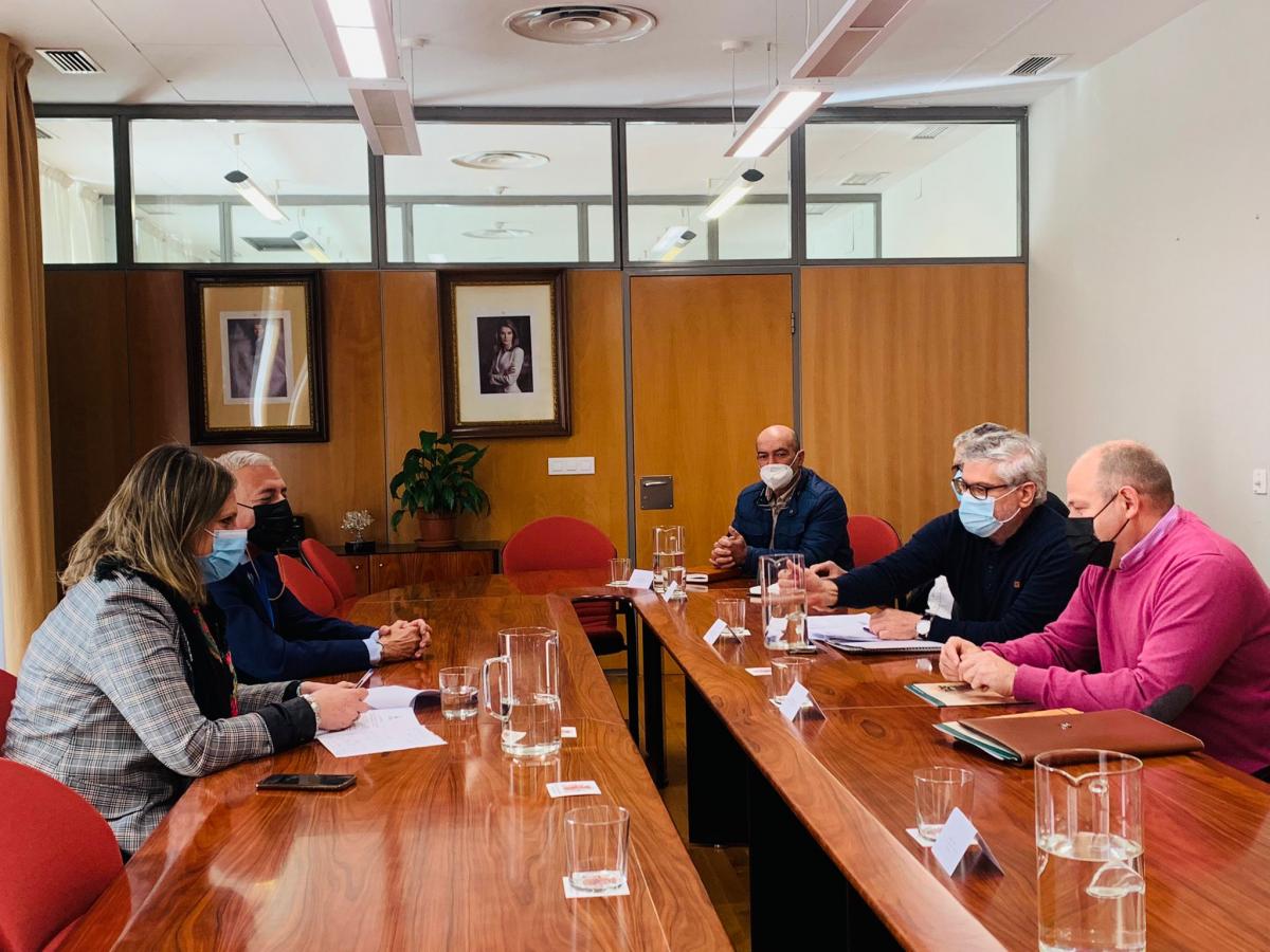 La delegada del Gobierno se reúne con UPA para abordar la sequía en el campo