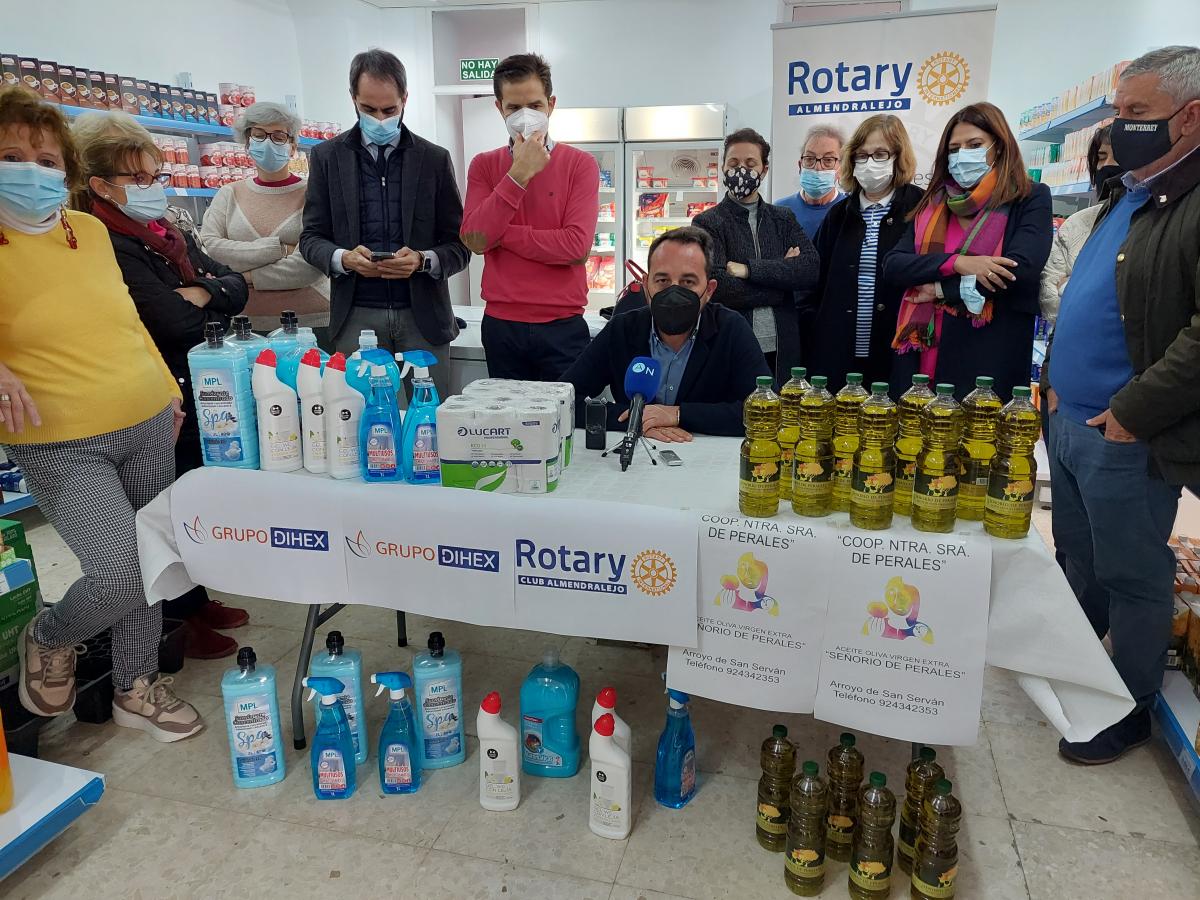 Club Rotary dona alimentos y productos de limpieza al economato