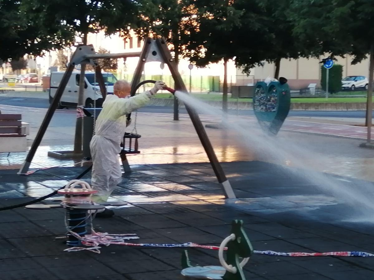 Los juegos infantiles de los parques se pueden utilizar desde hoy