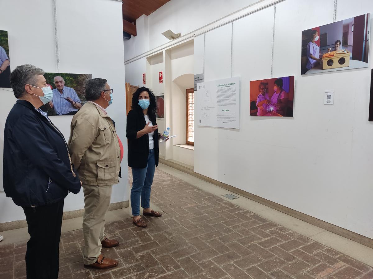 Una exposición de Jorge Armestar muestra el trabajo de las asociaciones de alzhéimer