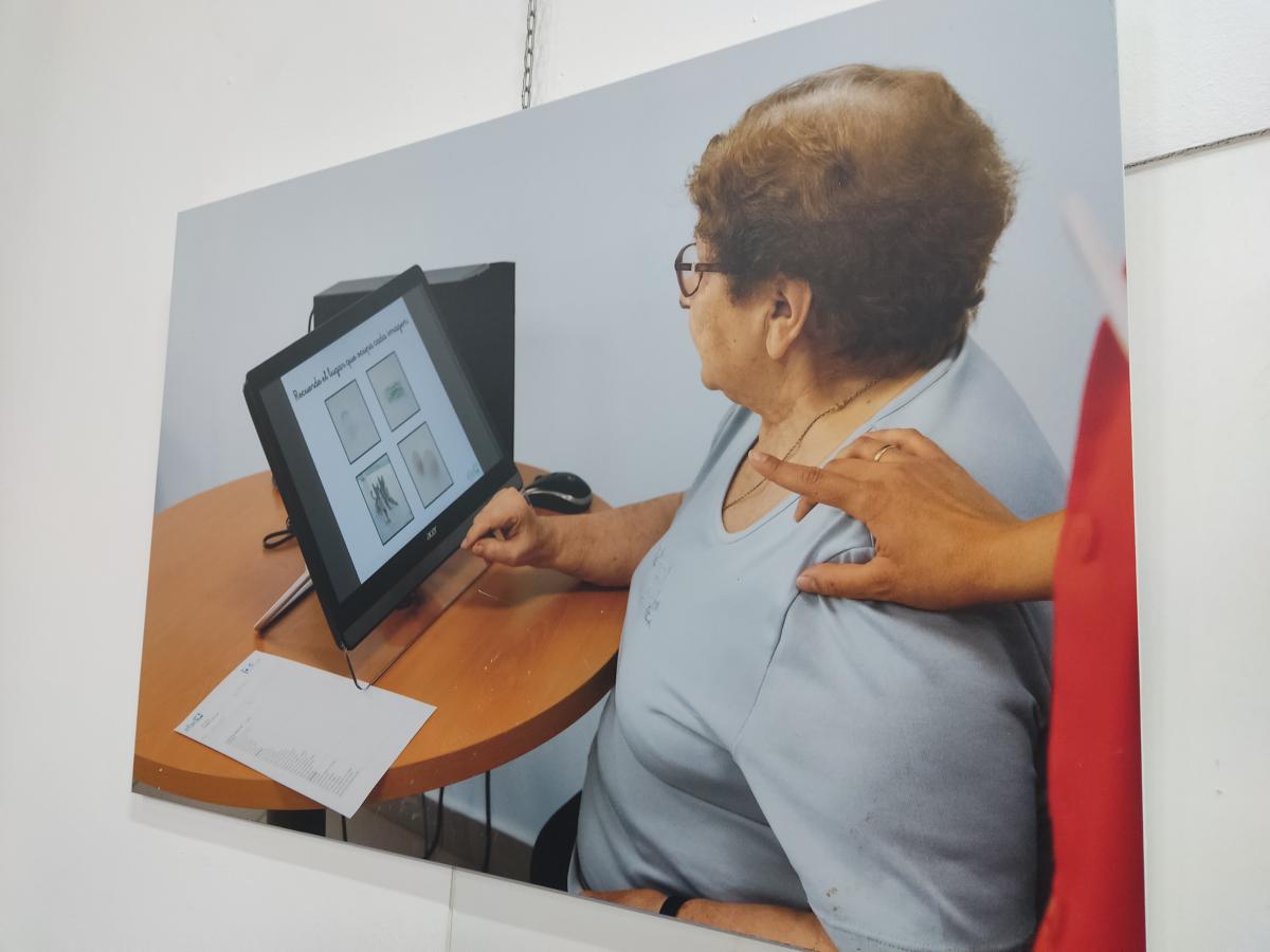 Una exposición de Jorge Armestar muestra el trabajo de las asociaciones de alzhéimer