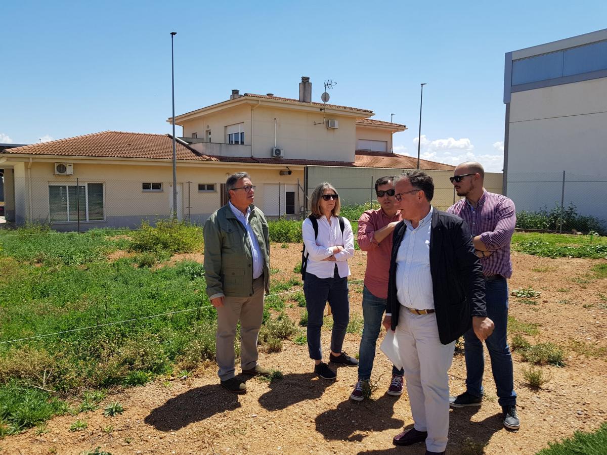 Ministerio y Ayuntamiento visitan el espacio donde se construirá el edificio sindical