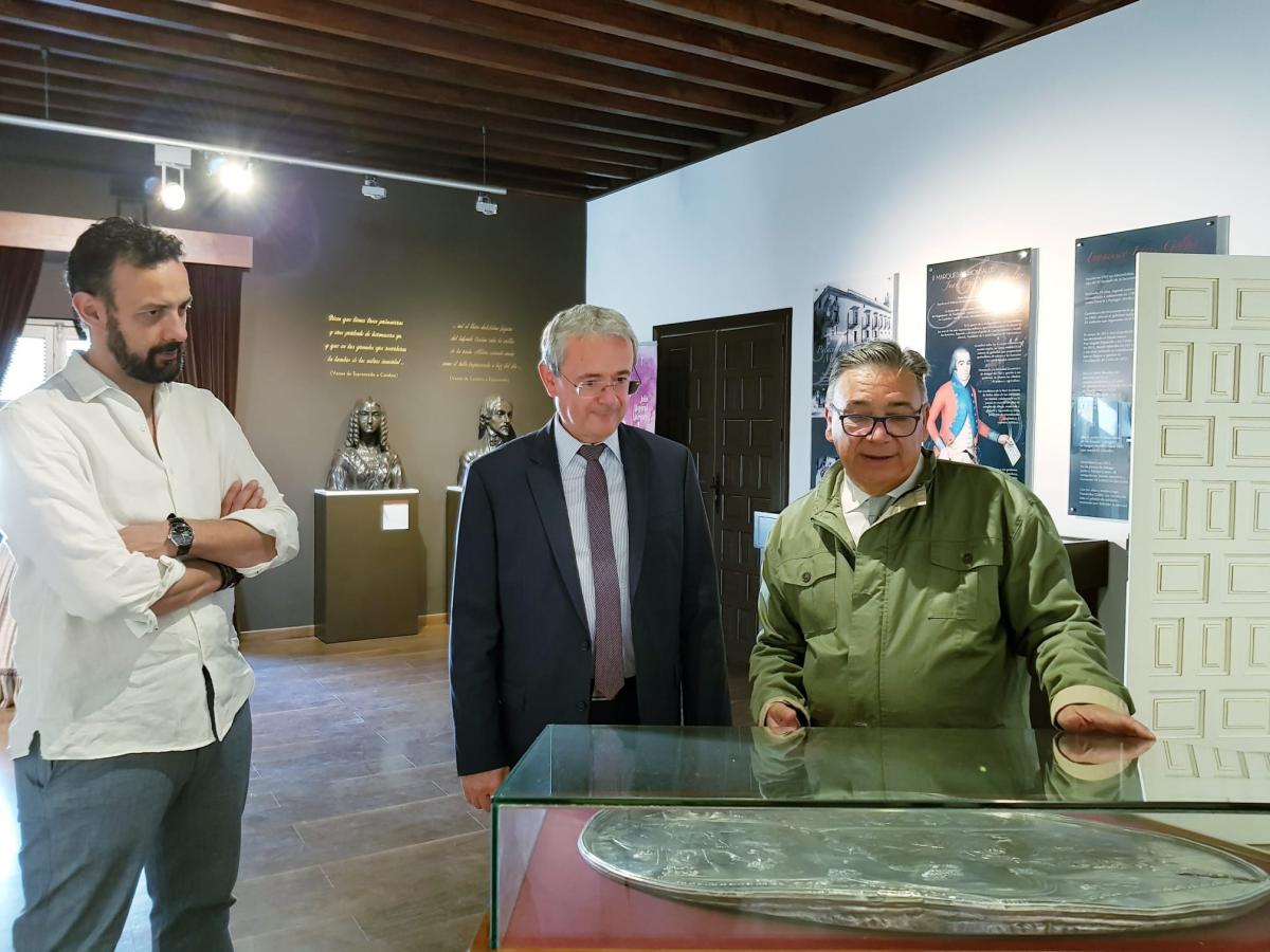 El alcalde recibe al embajador de Eslovenia en España