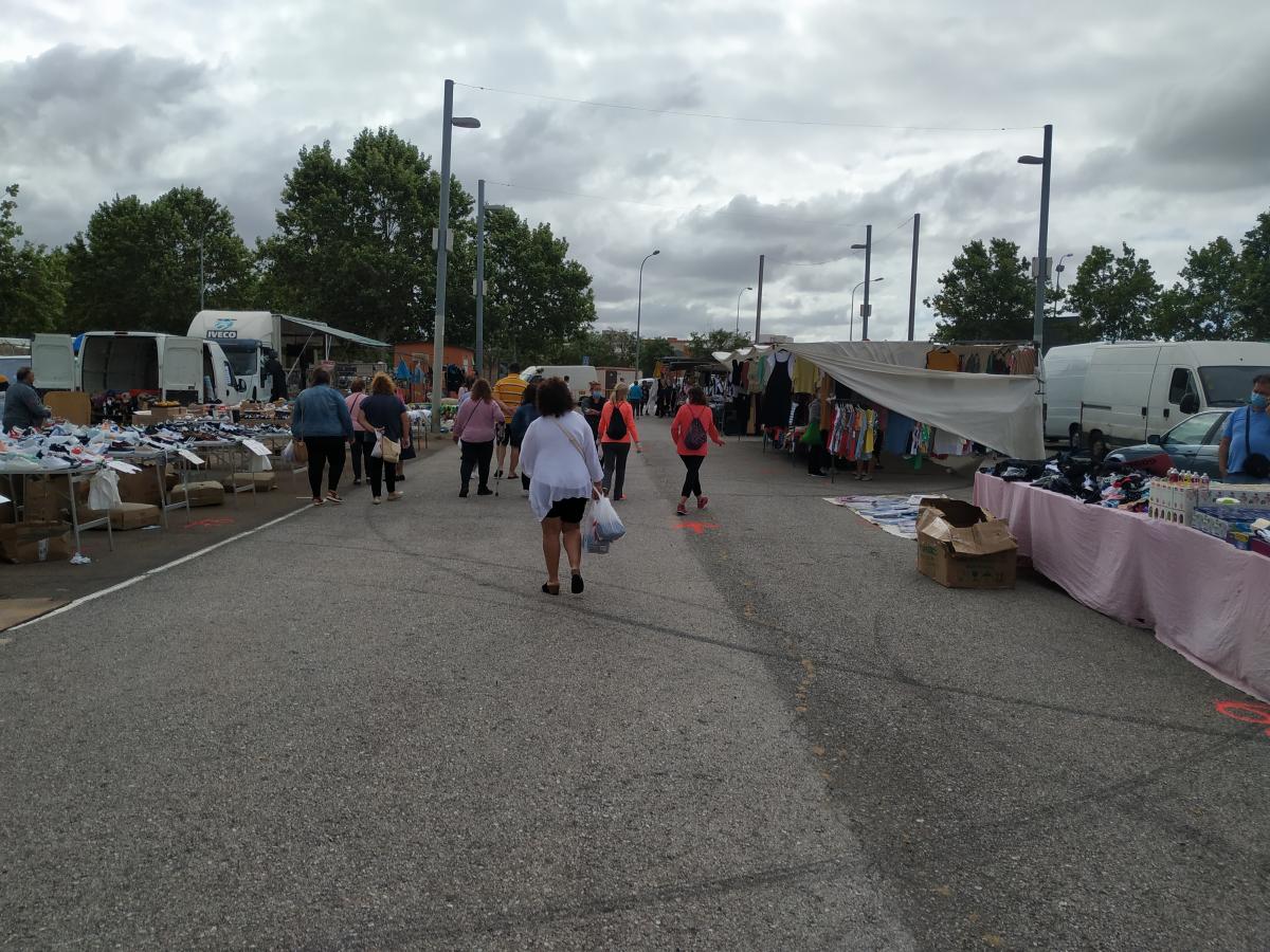 El mercadillo ha regresado hoy a la actividad con un centenar de puestos