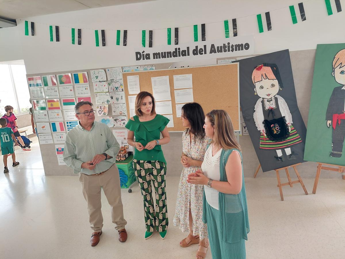 La Consejera  Esther Gutiérrez visitó el centro educativo Ortega y Gasset acompañada del alcalde