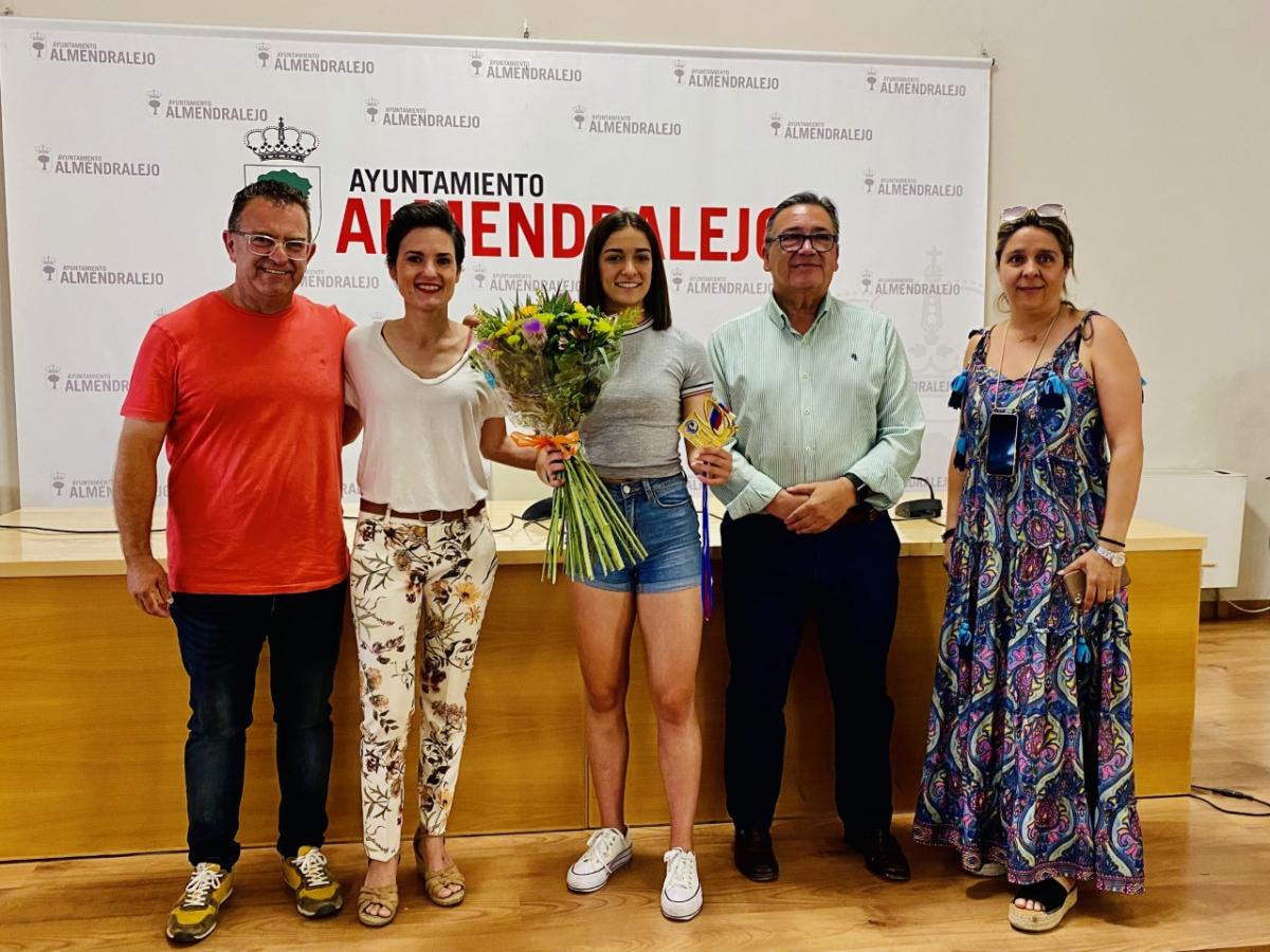 El Ayuntamiento de Almendralejo recibe a Paola García Lozano