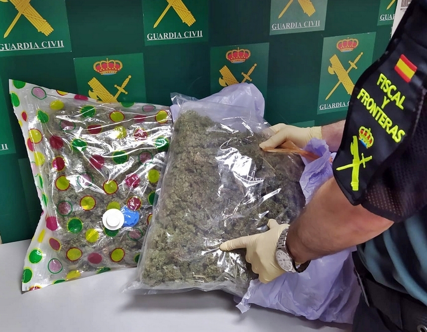 Detienen en Almendralejo a dos personas que transportaban dos kilos de marihuana