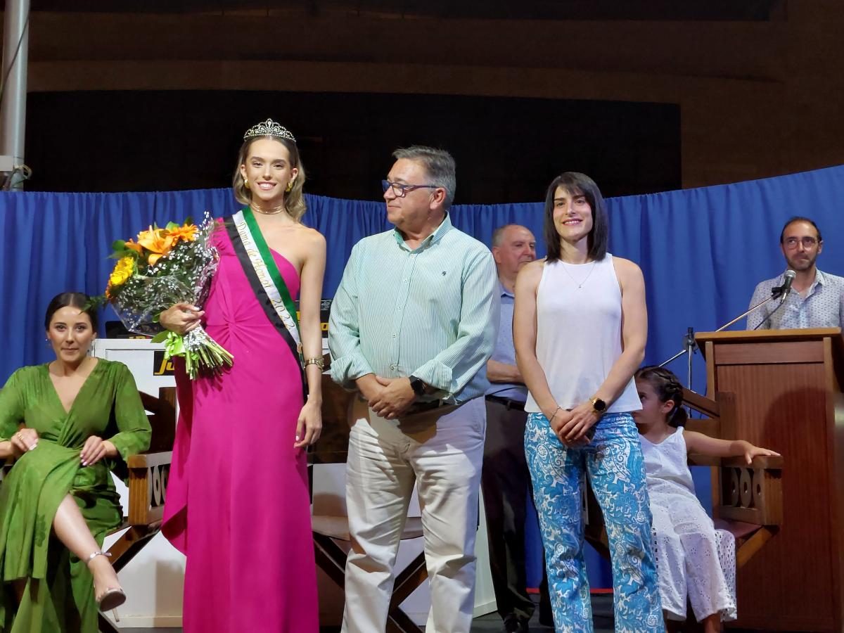 Elena Moraño es coronada como reina de la barriada de la Paz