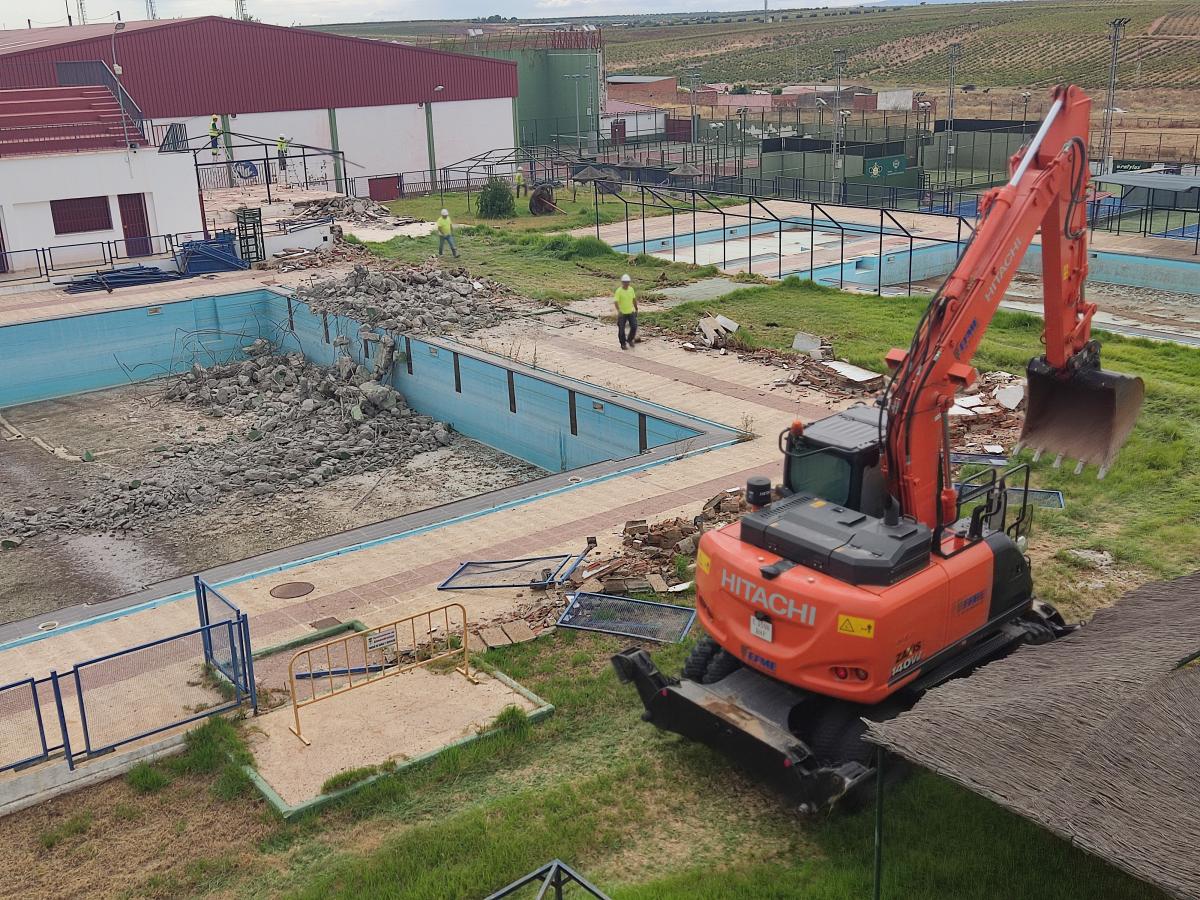 Comienzan en el polideportivo las obras de reforma de la piscina de verano