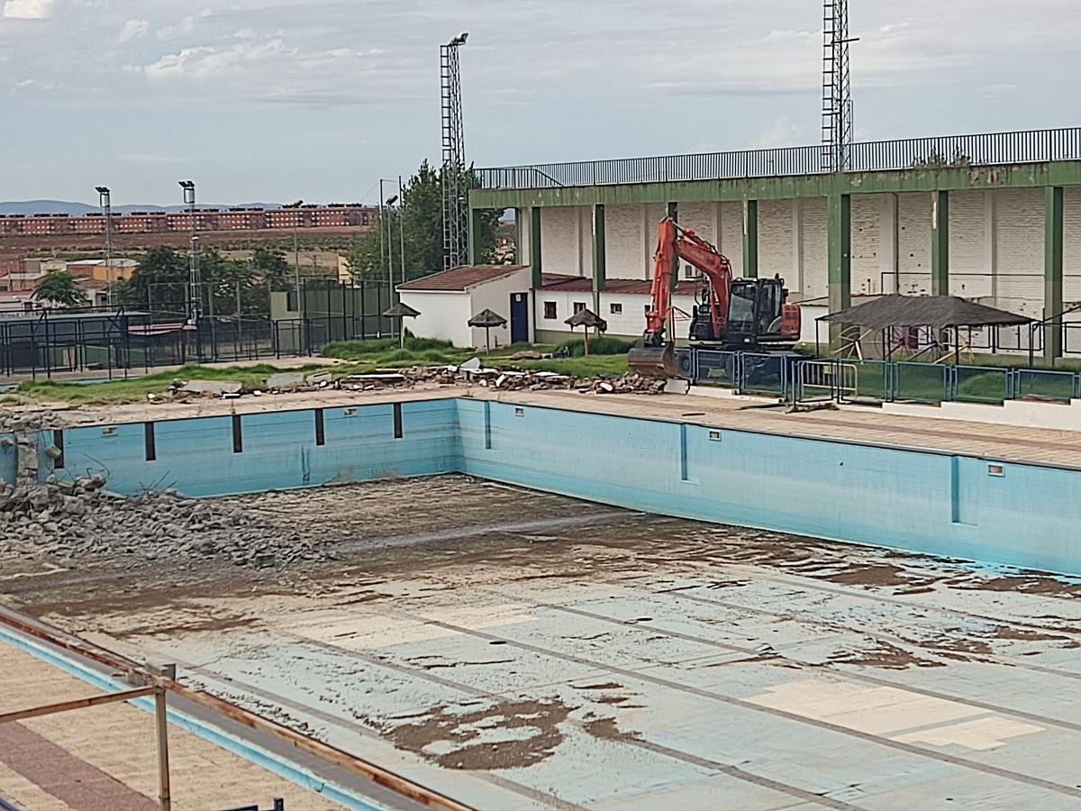Comienzan en el polideportivo las obras de reforma de la piscina de verano