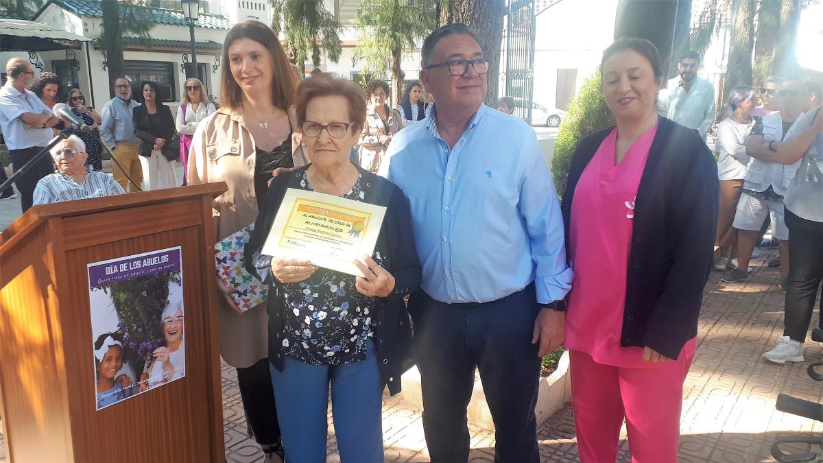 Ocho mayores reciben un homenaje en la celebración del Día de los Abuelos
