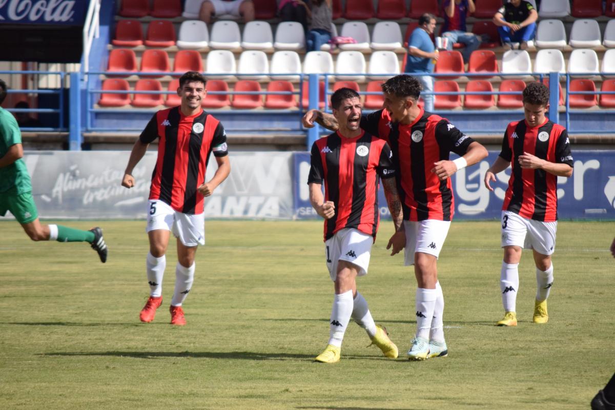 El CD Extremadura consolida la primera posición con una nueva victoria por cuatro goles a cero ante el Belenense