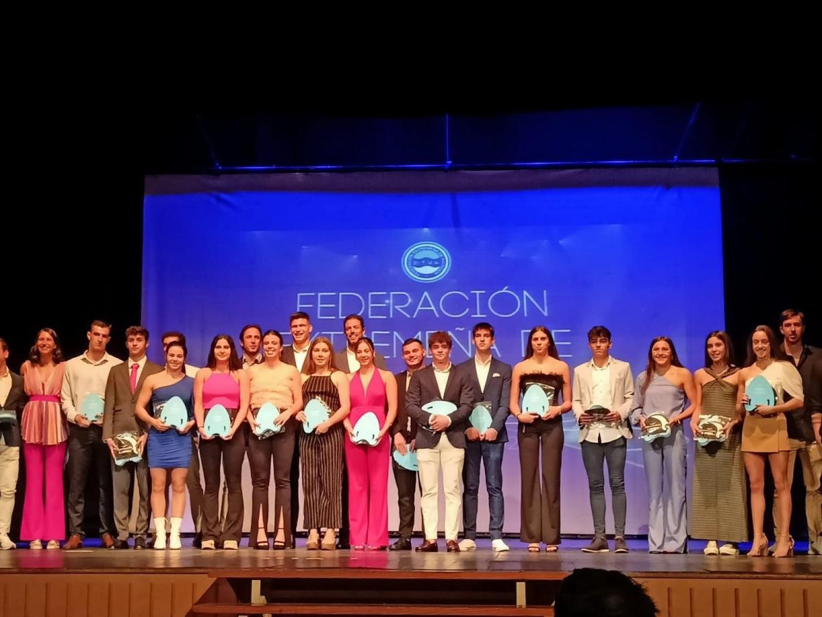 La FEN premia en Almendralejo a los mejores nadadores de Extremadura