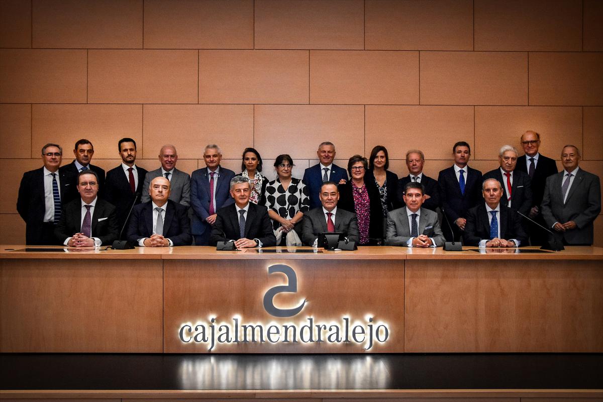 Cajalmendralejo abre su nueva sede financiera en Badajoz
