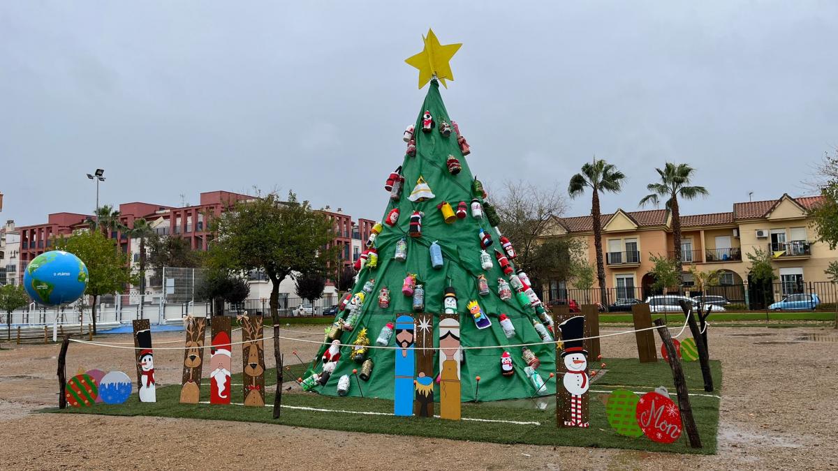El Montero de Espinosa crea un árbol de Navidad con material reutilizado y reciclado