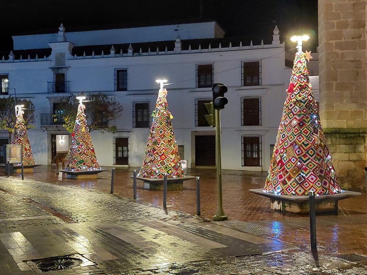 Las Amas de Casa elaboran árboles de Navidad de ganchillo