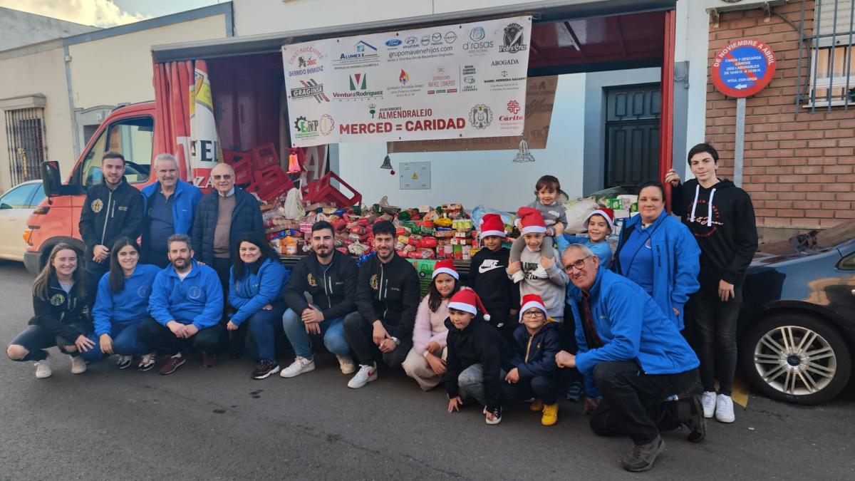 La Hermandad de la Merced entrega 2.600 kilos de alimentos a Cáritas