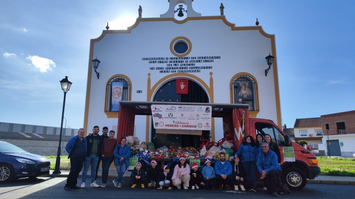 La Hermandad de la Merced entrega 2.600 kilos de alimentos a Cáritas