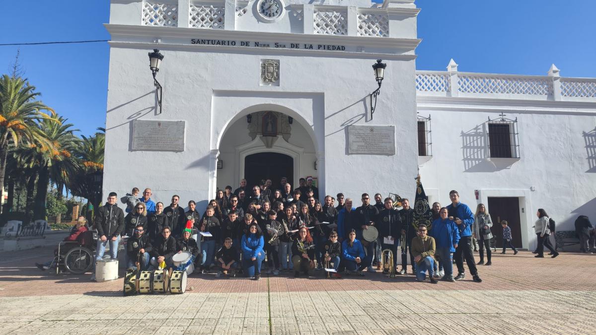 La Hermandad de la Merced entrega 2.600 kilos de alimentos a Cáritas