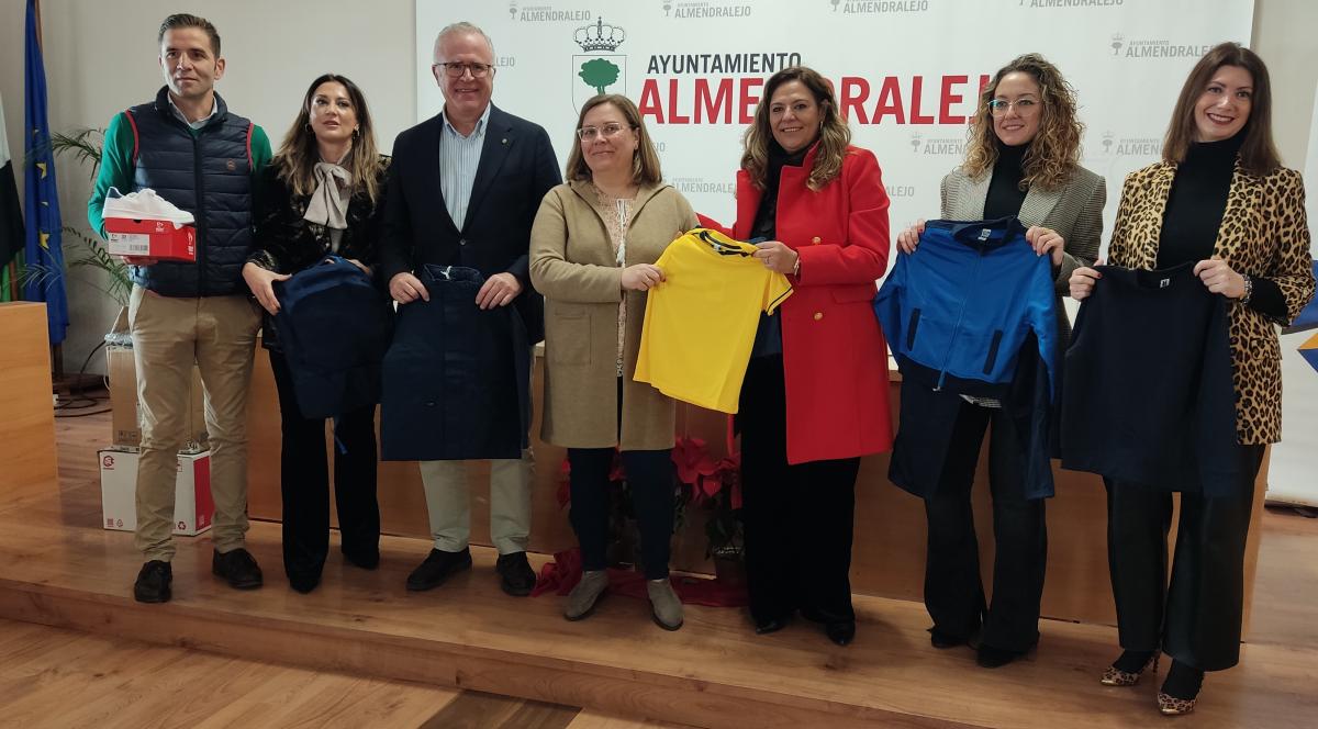 Club Rotary entrega equipaciones deportivas para doce niños de la localidad