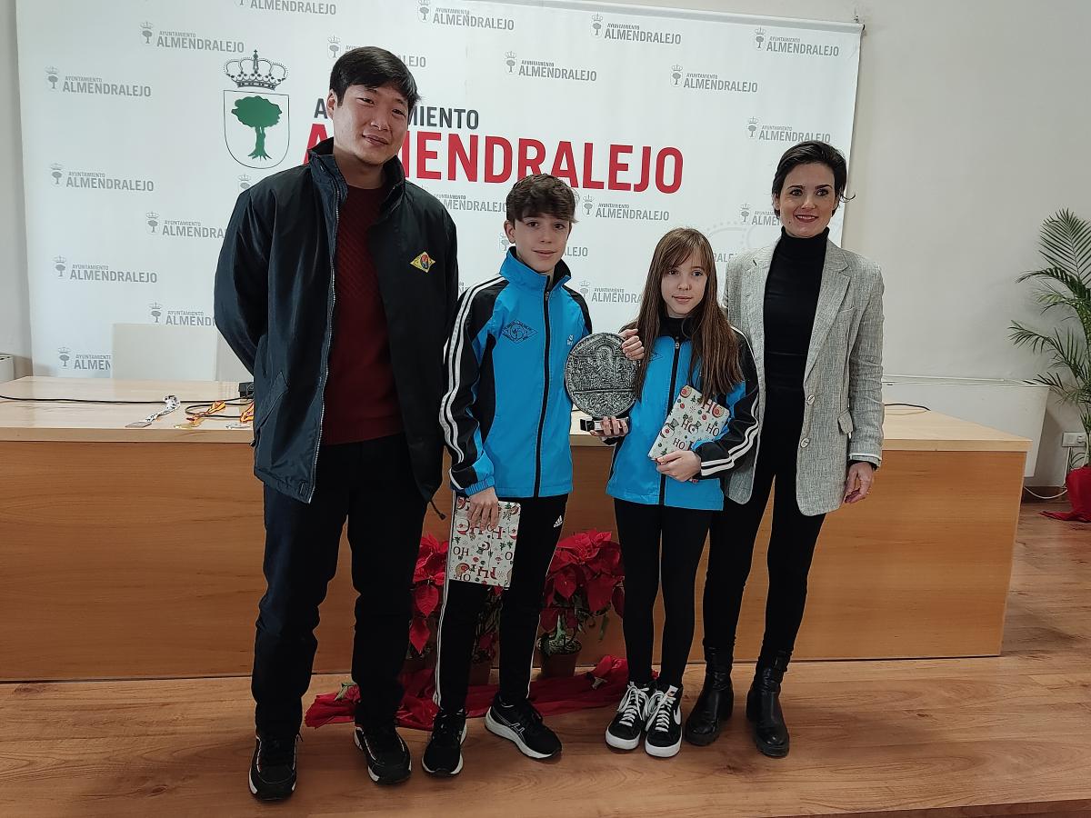 Reciben a Mara y Pablo Sanguino tras sus logros en el campeonato de España por clubes de taekwondo