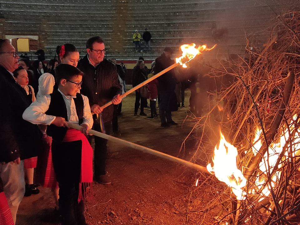 Almendralejo quemó sus tradicionales pantarujas en la fiesta de las Candelas