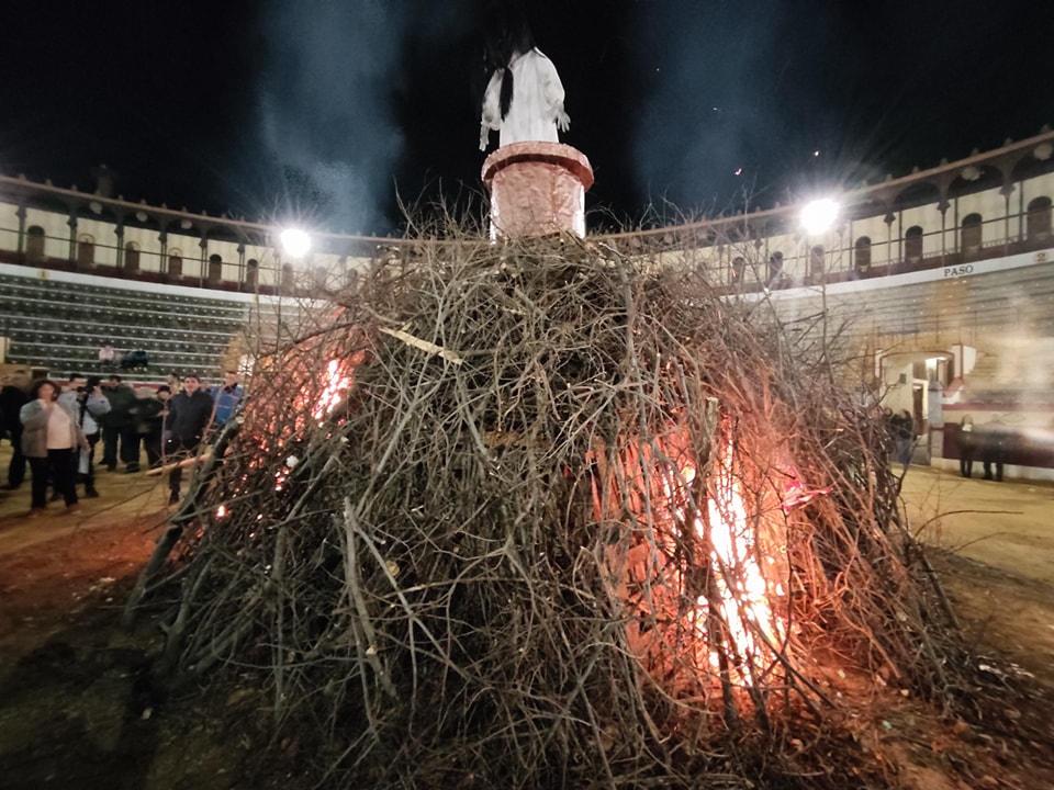 Almendralejo quemó sus tradicionales pantarujas en la fiesta de las Candelas