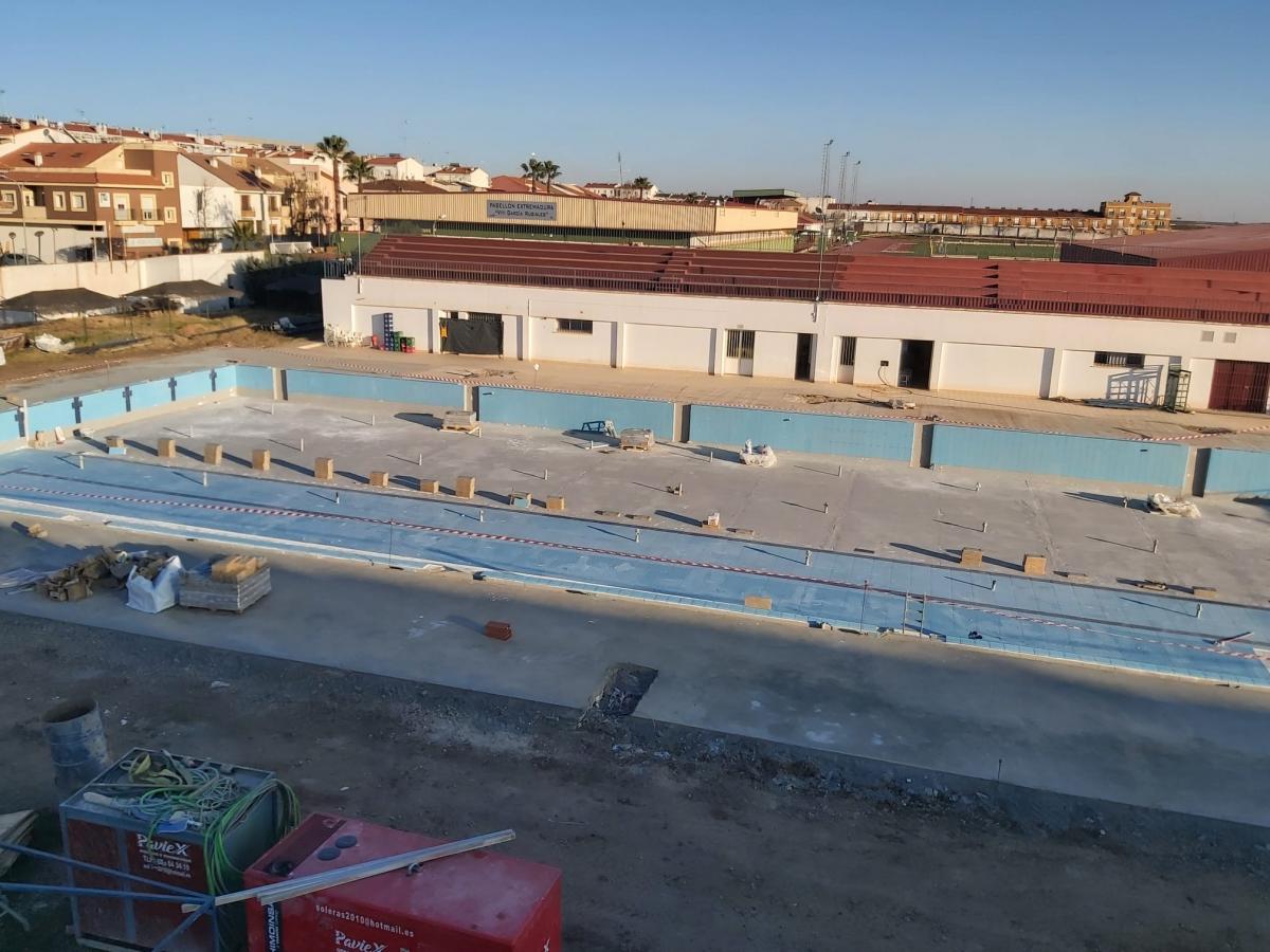 Comienzan las tareas de alicatado del vaso en las obras de la piscina