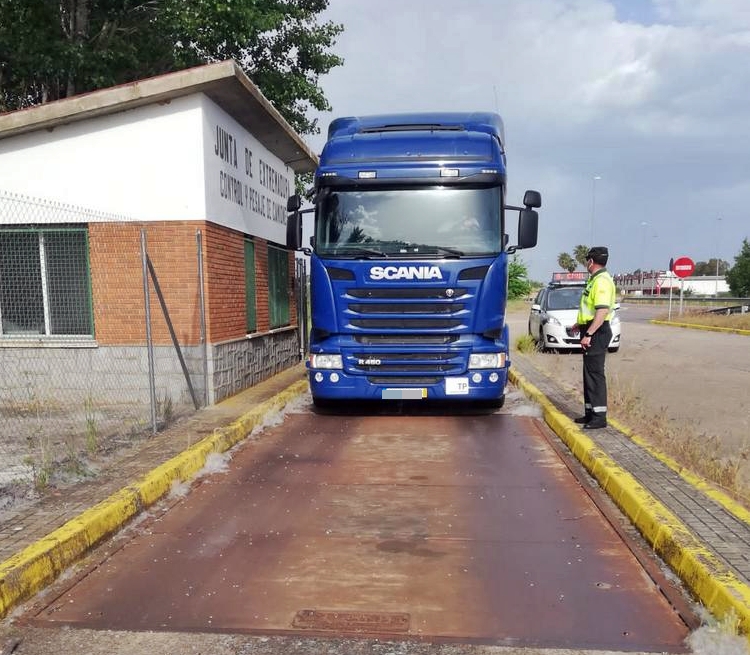 Denuncian a un vehículo de mercancías de Almendralejo por exceder del peso autorizado