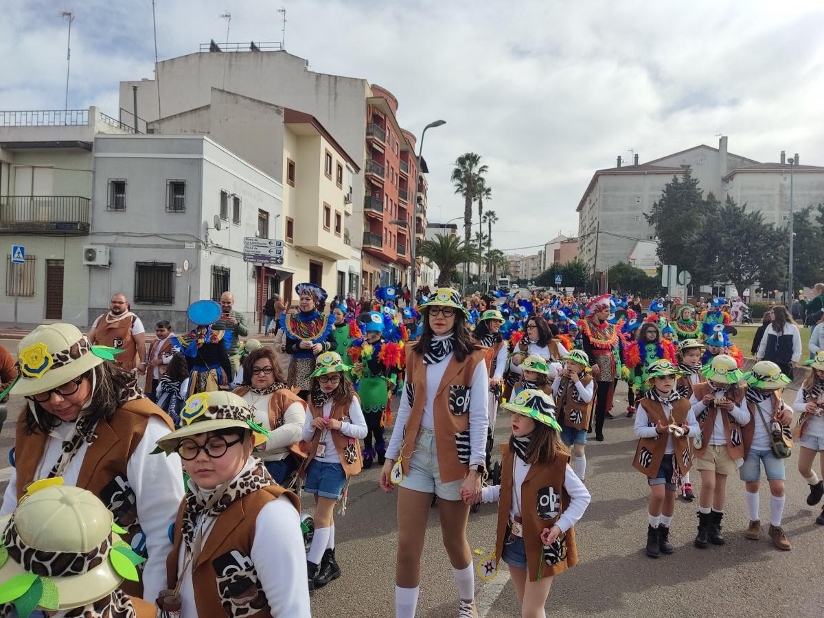 Más de 4.000 niños llenan de color las calles de Almendralejo con el desfile infantil