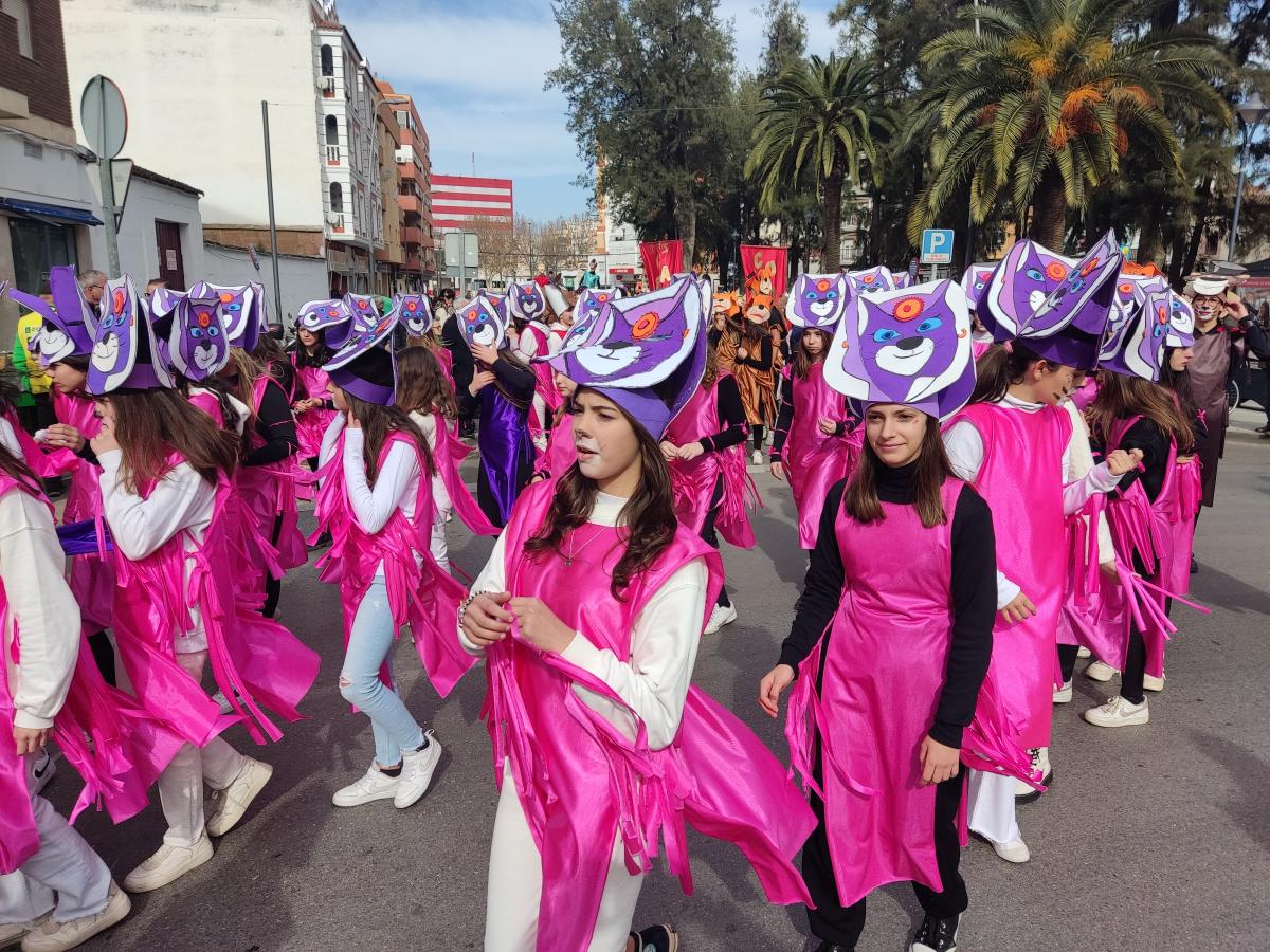 Más de 4.000 niños llenan de color las calles de Almendralejo con el desfile infantil