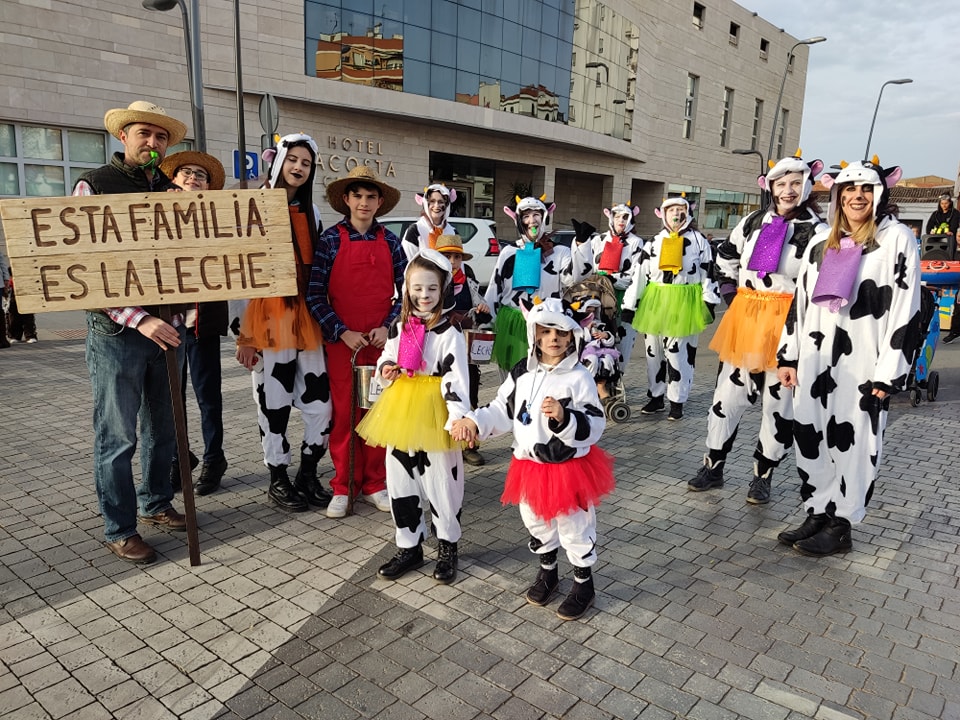 Almendralejo recuperó la ilusión por el carnaval con su desfile popular