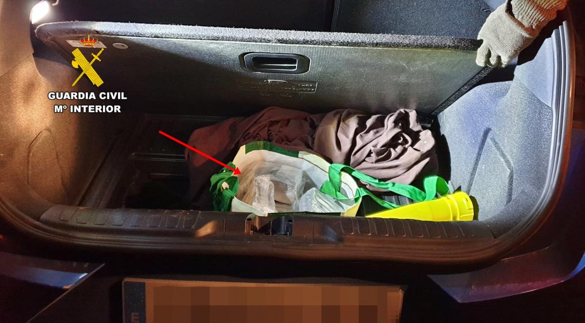 La Guardia Civil interviene ocultos en un vehículo más de once kilos de hachís